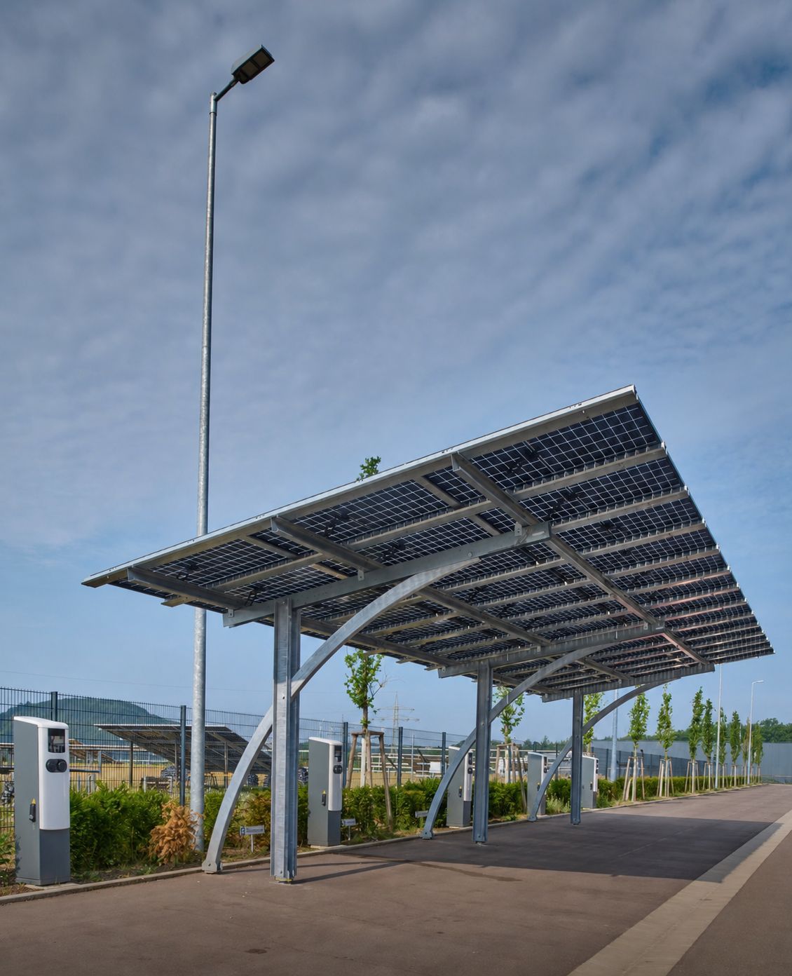 Solar-Carport aus Metall mit Ladesäulen auf einem Firmenparkplatz