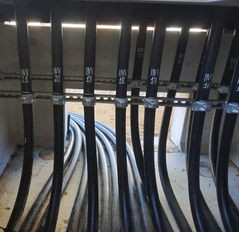 Beschriftete Wechselrichter-Kabel im Batteriespeicher