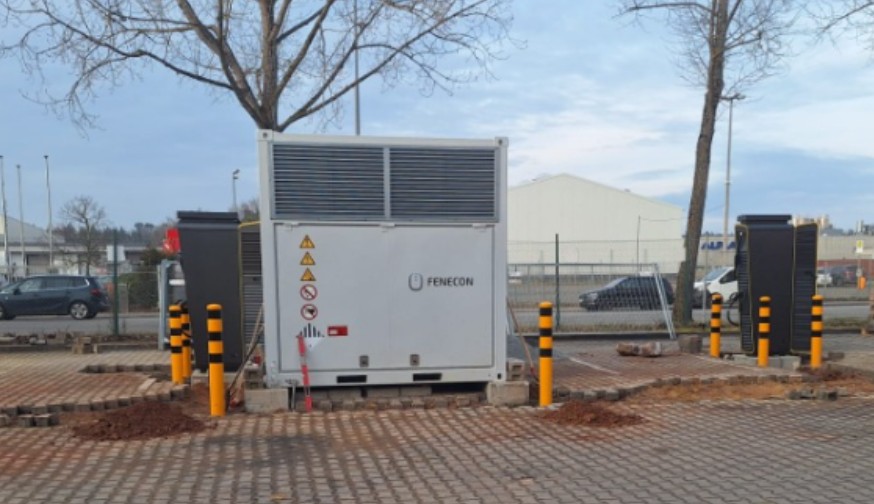 Fenecon-Batteriespeichercontainer auf einem gepflasterten Firmengelände
