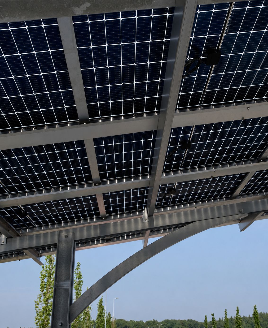 Untersicht der Photovoltaikmodule eines Solar-Carports