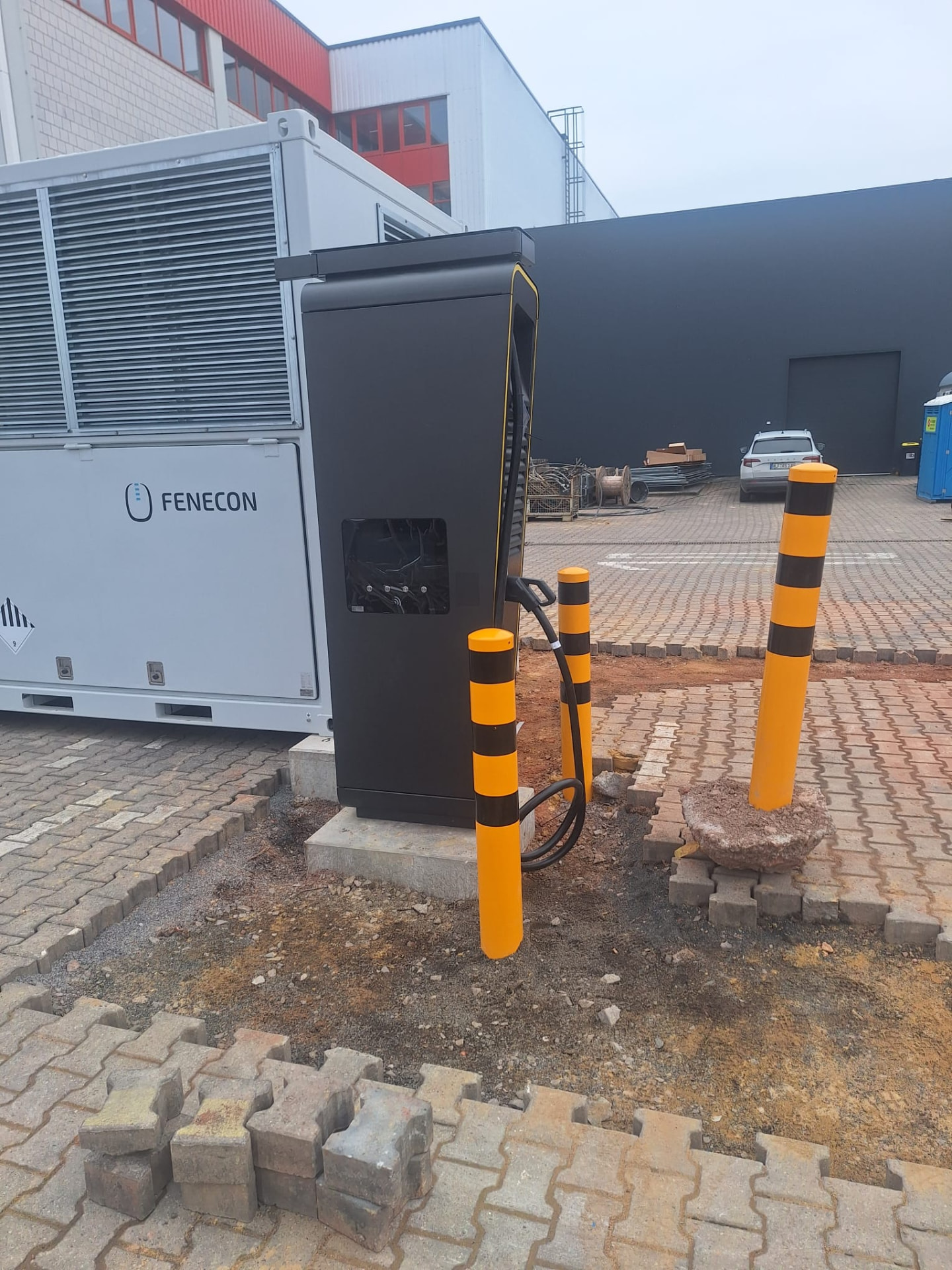 Ladesäule neben einem Fenecon-Batteriespeichercontainer
