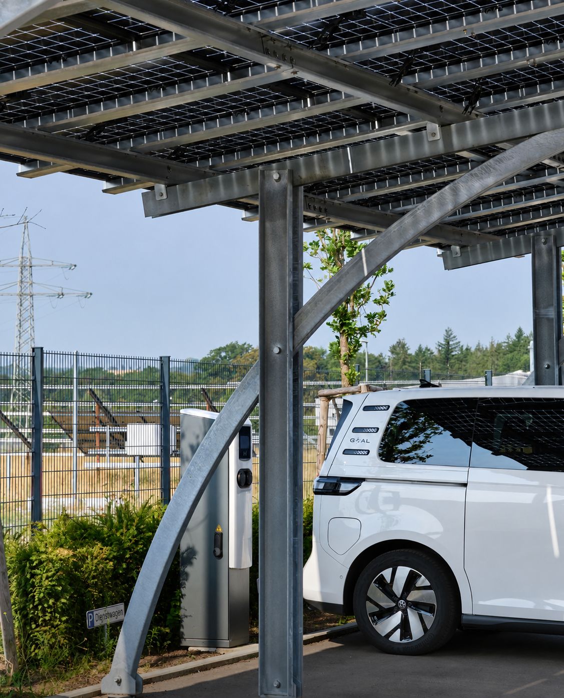 Ladesäule unter Solar-Carport mit ladendem Elektro-Bus